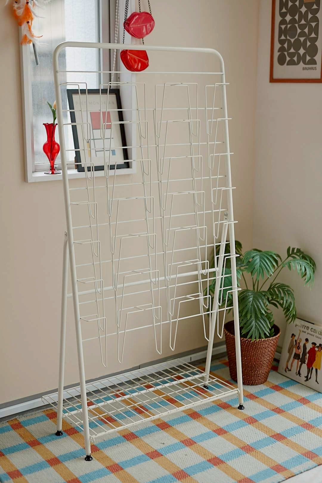 Whitewire magazine rack