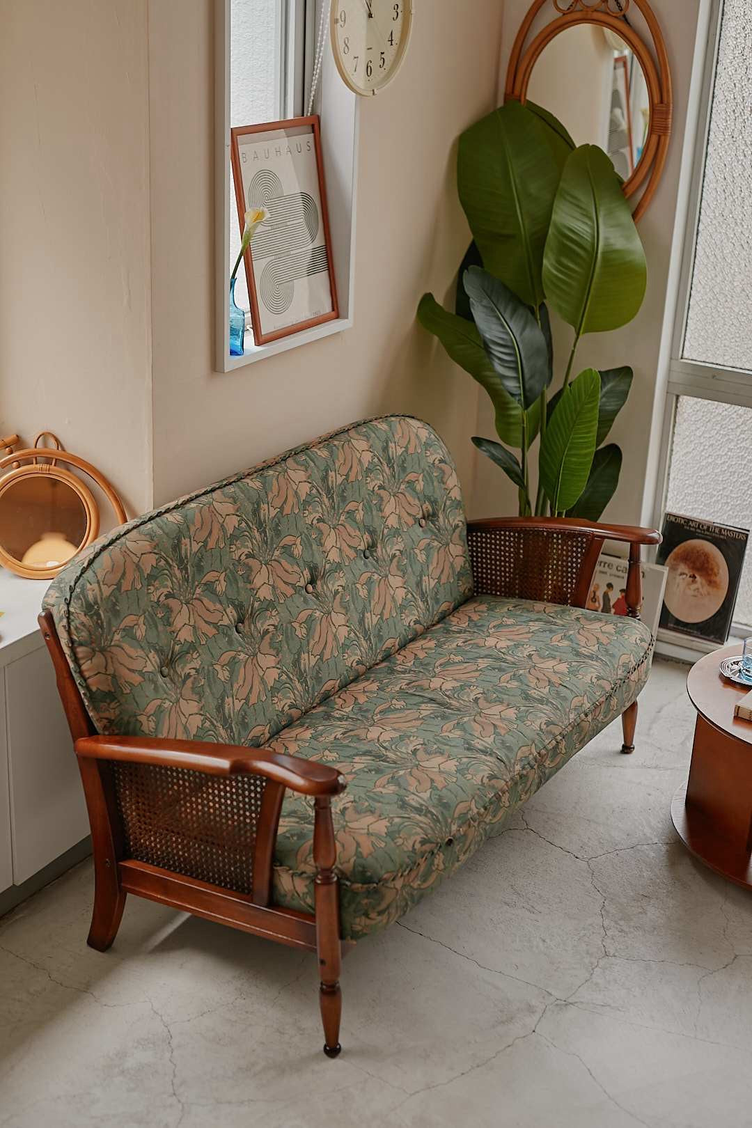 カリモク Colonial Floral Fabric Sofa