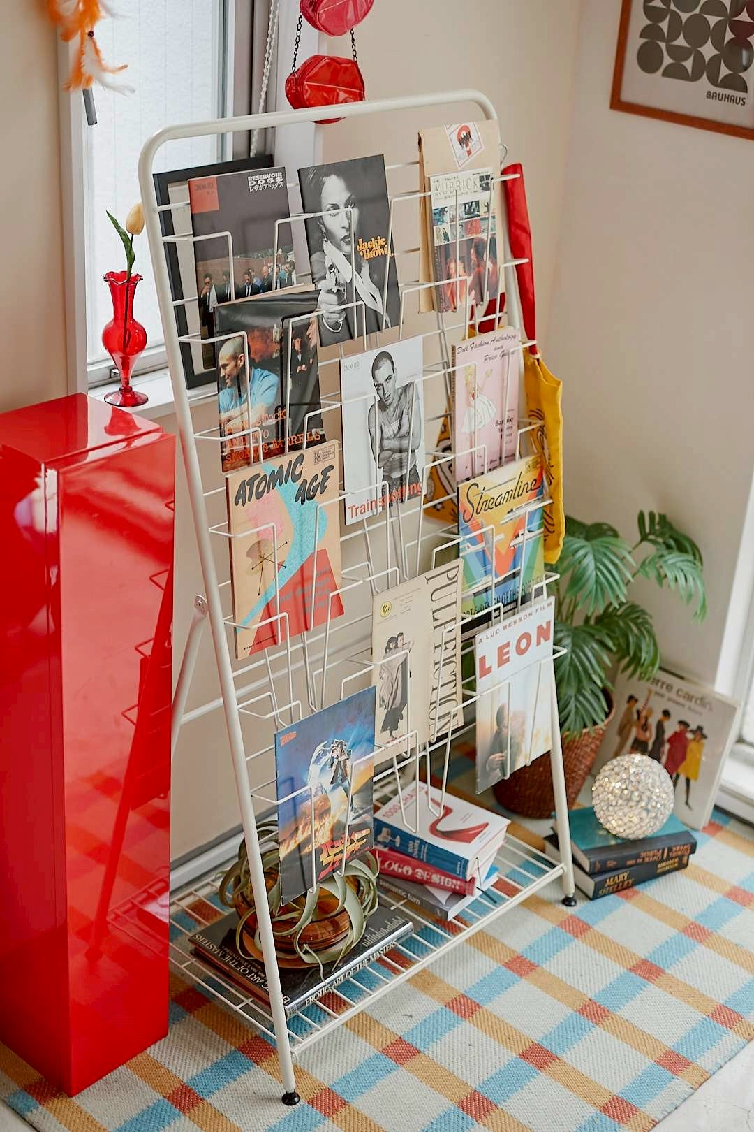 Whitewire magazine rack
