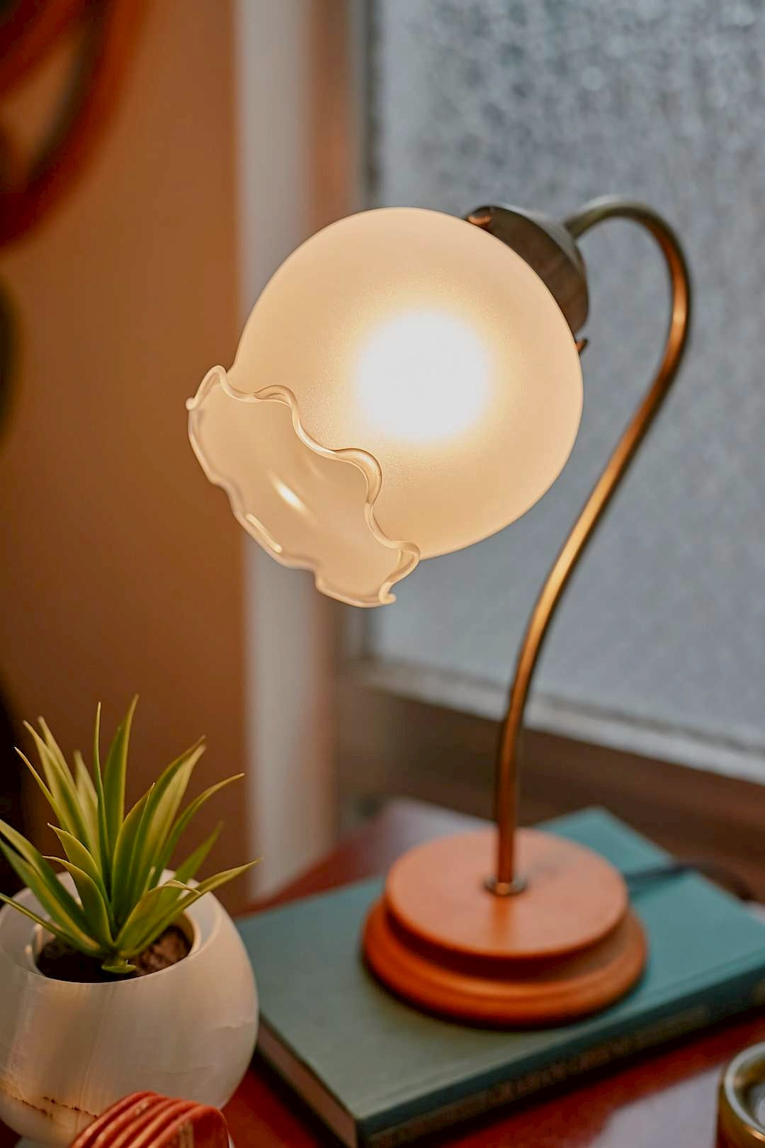Lily of the valley table lamp