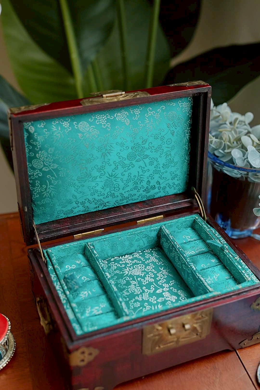 Oriental jewelry box born in Shanghai