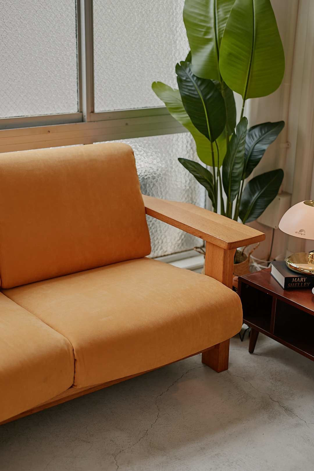 柏木工 Yellow Fabric & Oak Flame Sofa
