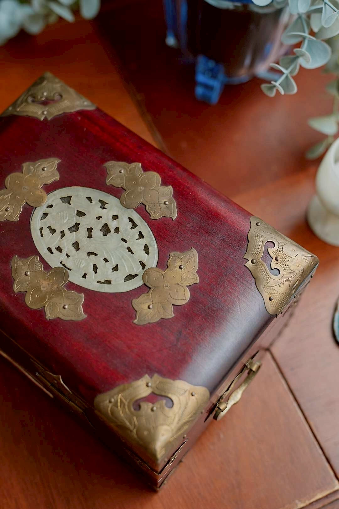 Oriental jewelry box born in Shanghai