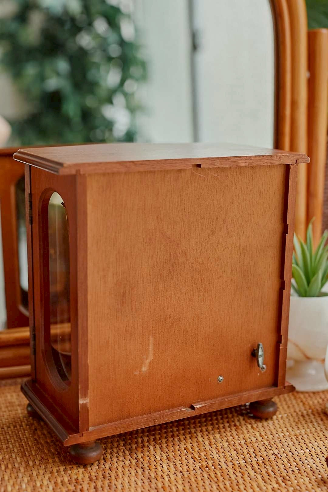 Side glass jewelry cabinet