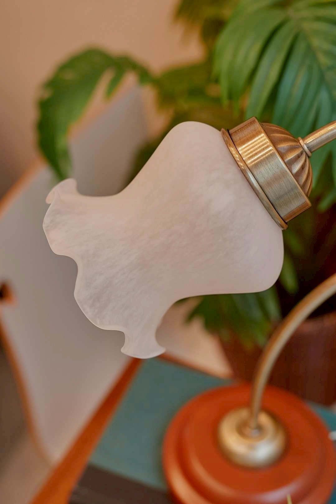 White frill lamp