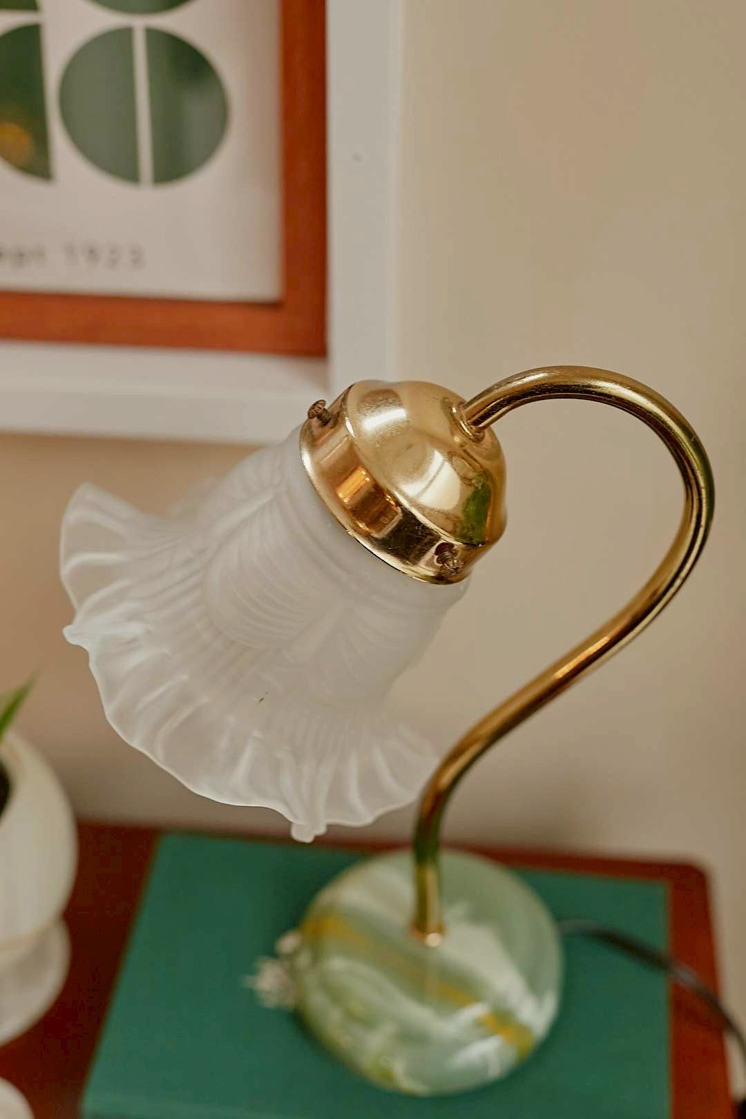 Frill glass table lamp