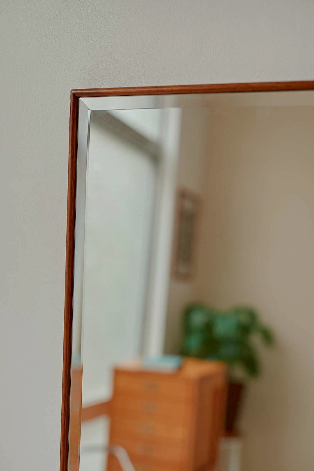 Silent Frame Mirror