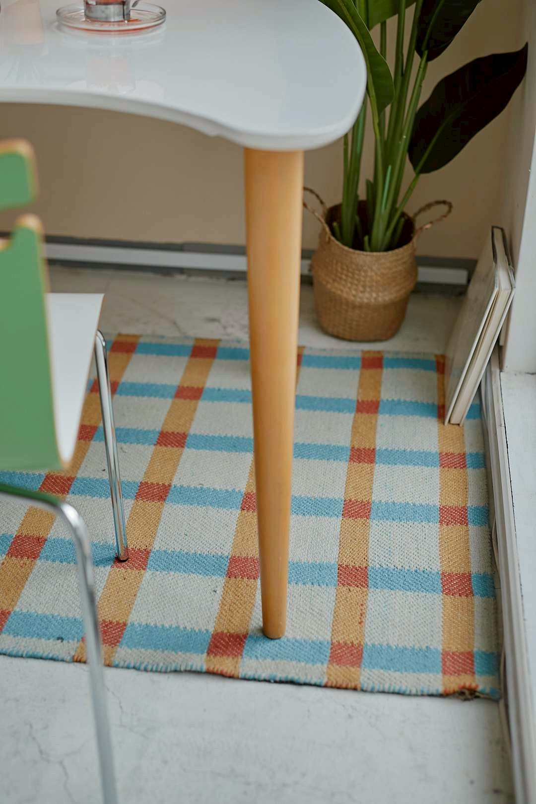 White curve table