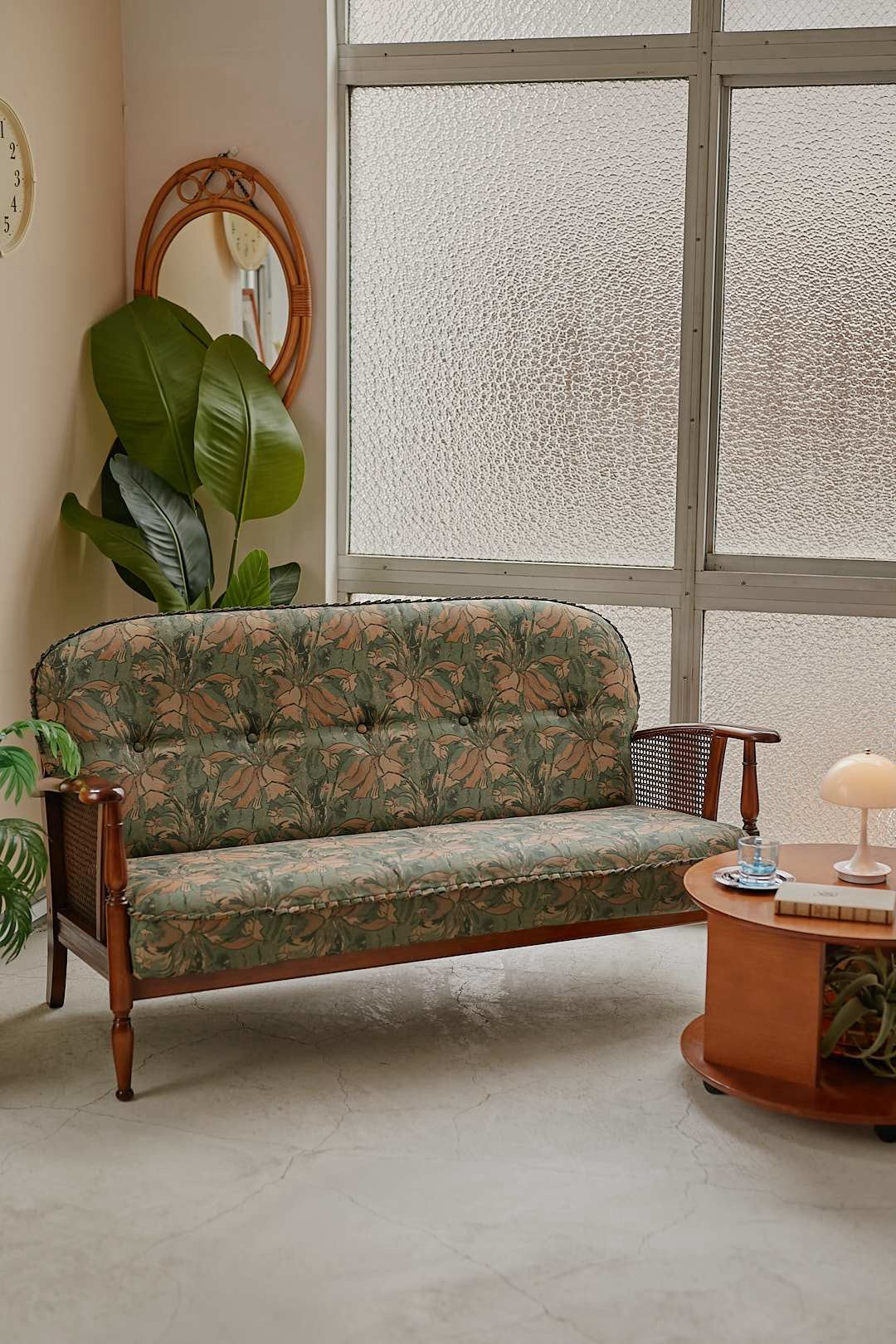 カリモク Colonial Floral Fabric Sofa