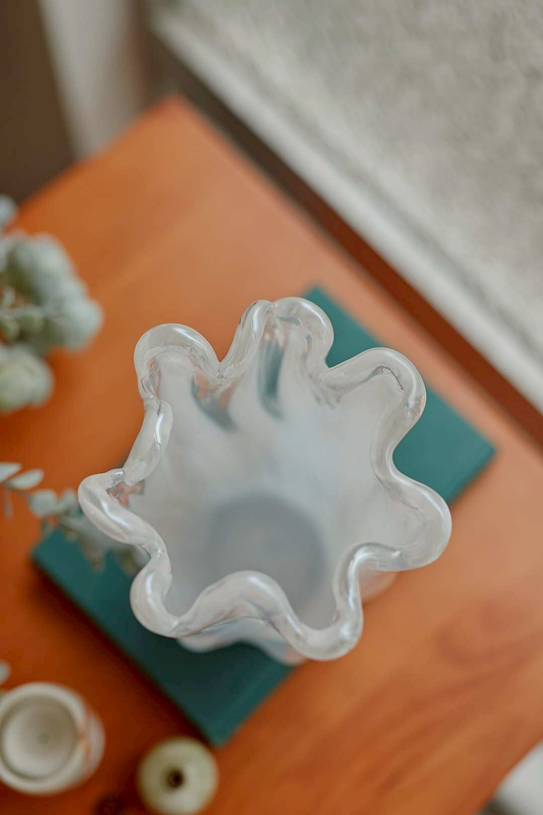 White frill vase