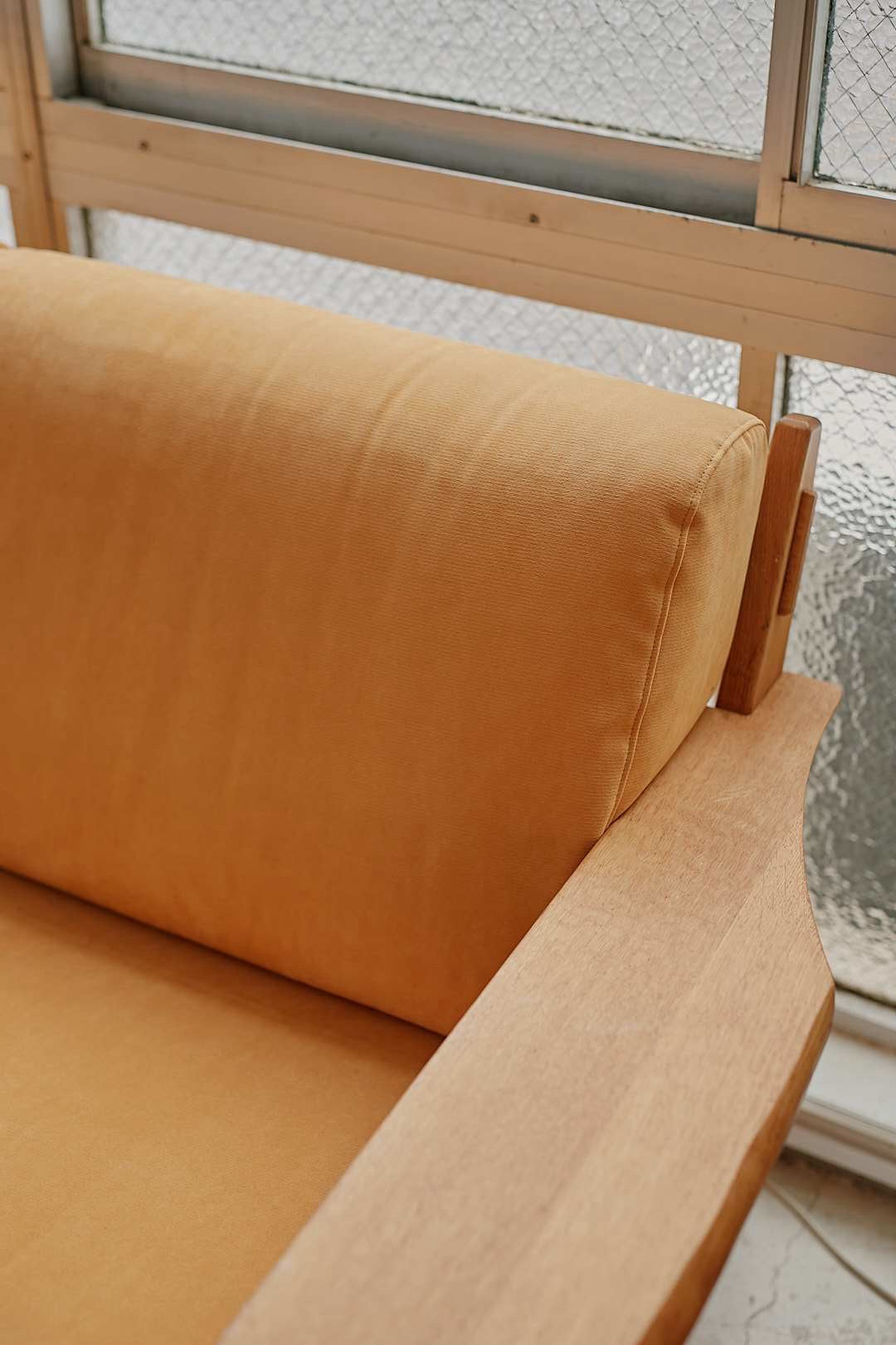 柏木工 Yellow Fabric & Oak Flame Sofa
