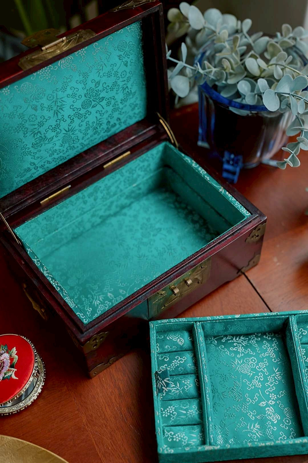 Oriental jewelry box born in Shanghai
