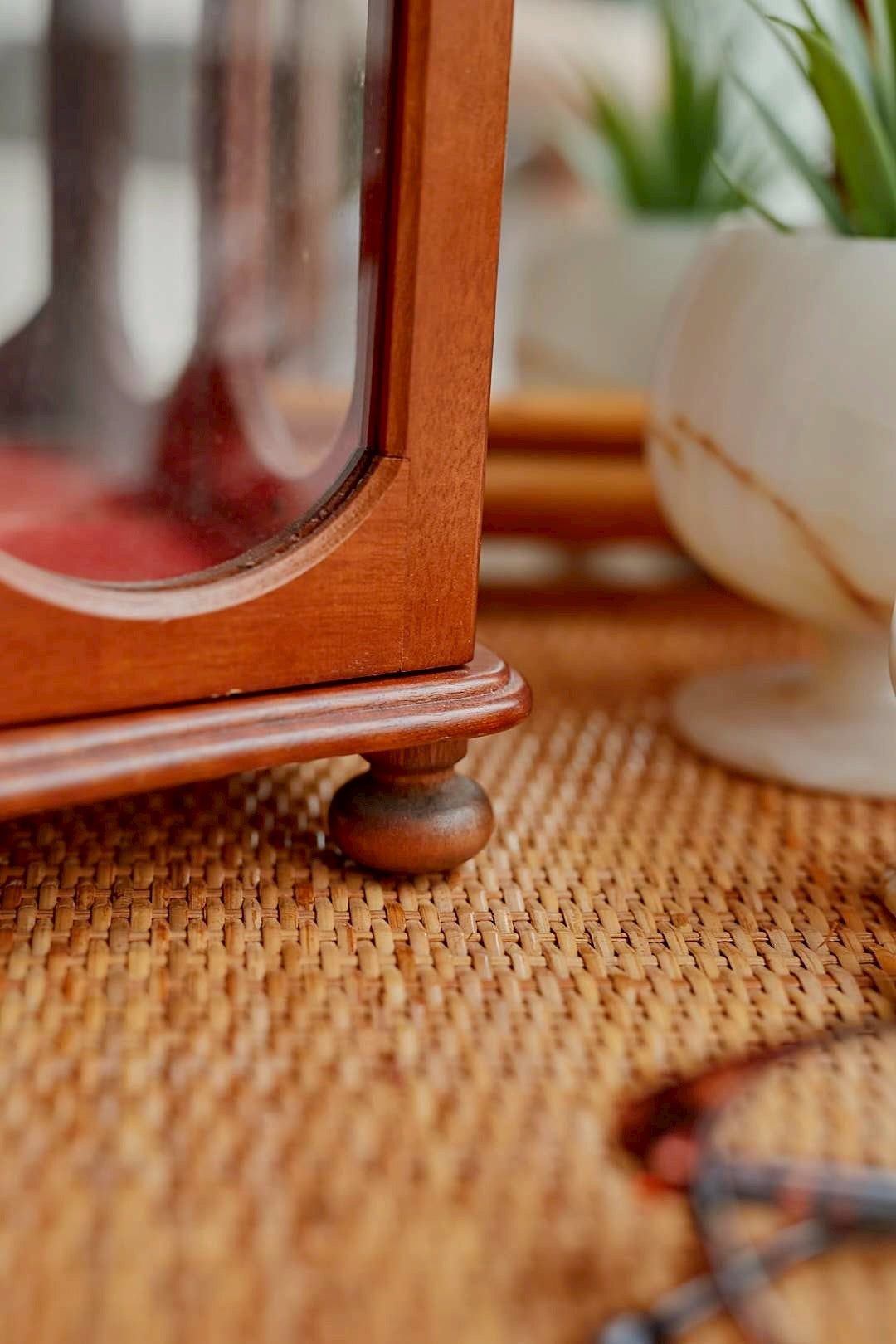 Side glass jewelry cabinet