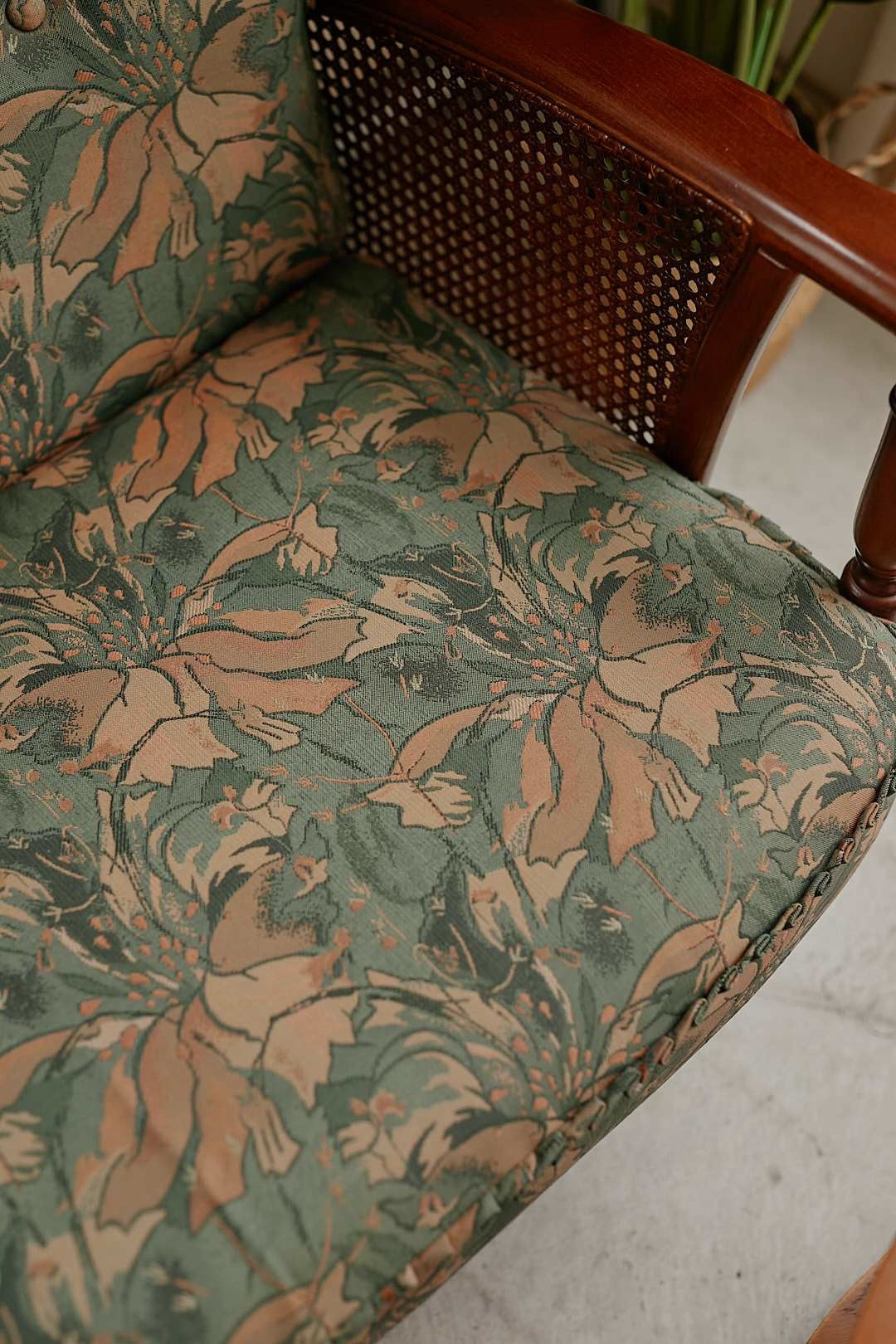 カリモク Colonial Floral Fabric Sofa