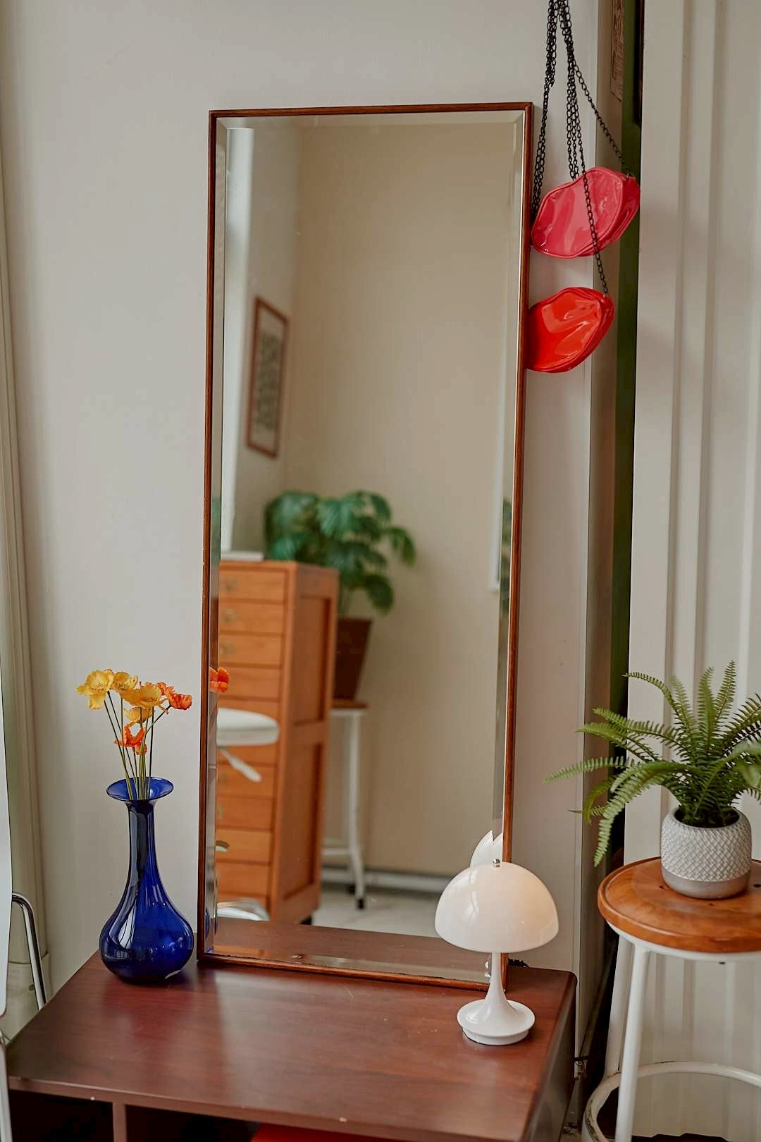 Silent Frame Mirror