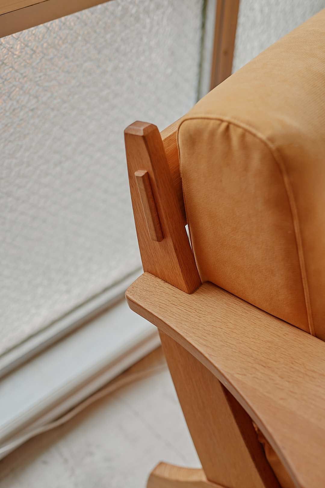 柏木工 Yellow Fabric & Oak Flame Sofa