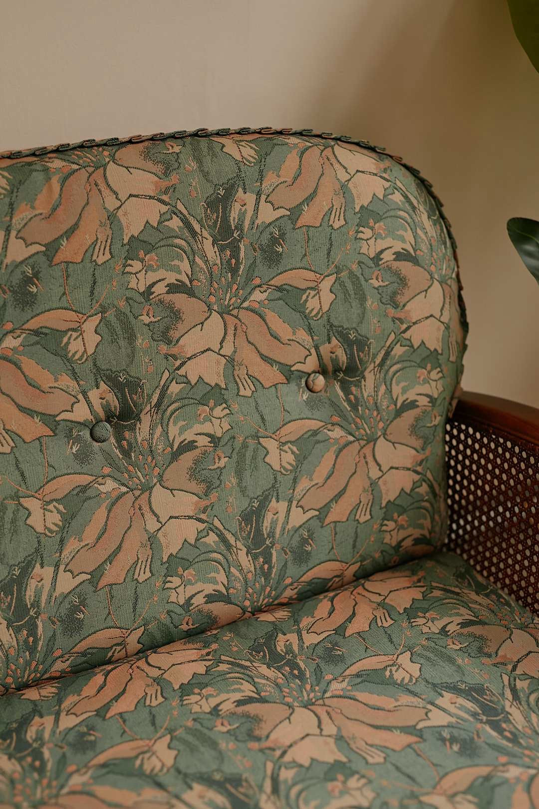 カリモク Colonial Floral Fabric Sofa