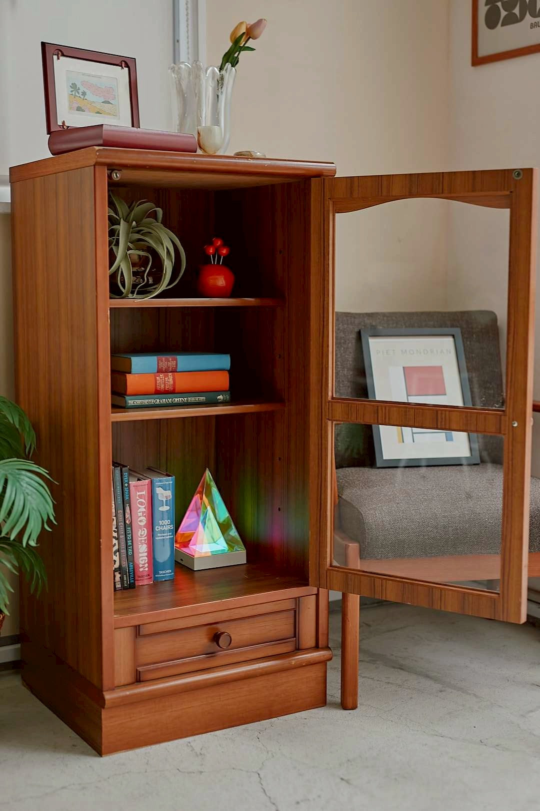 Modern Showcase Cabinet