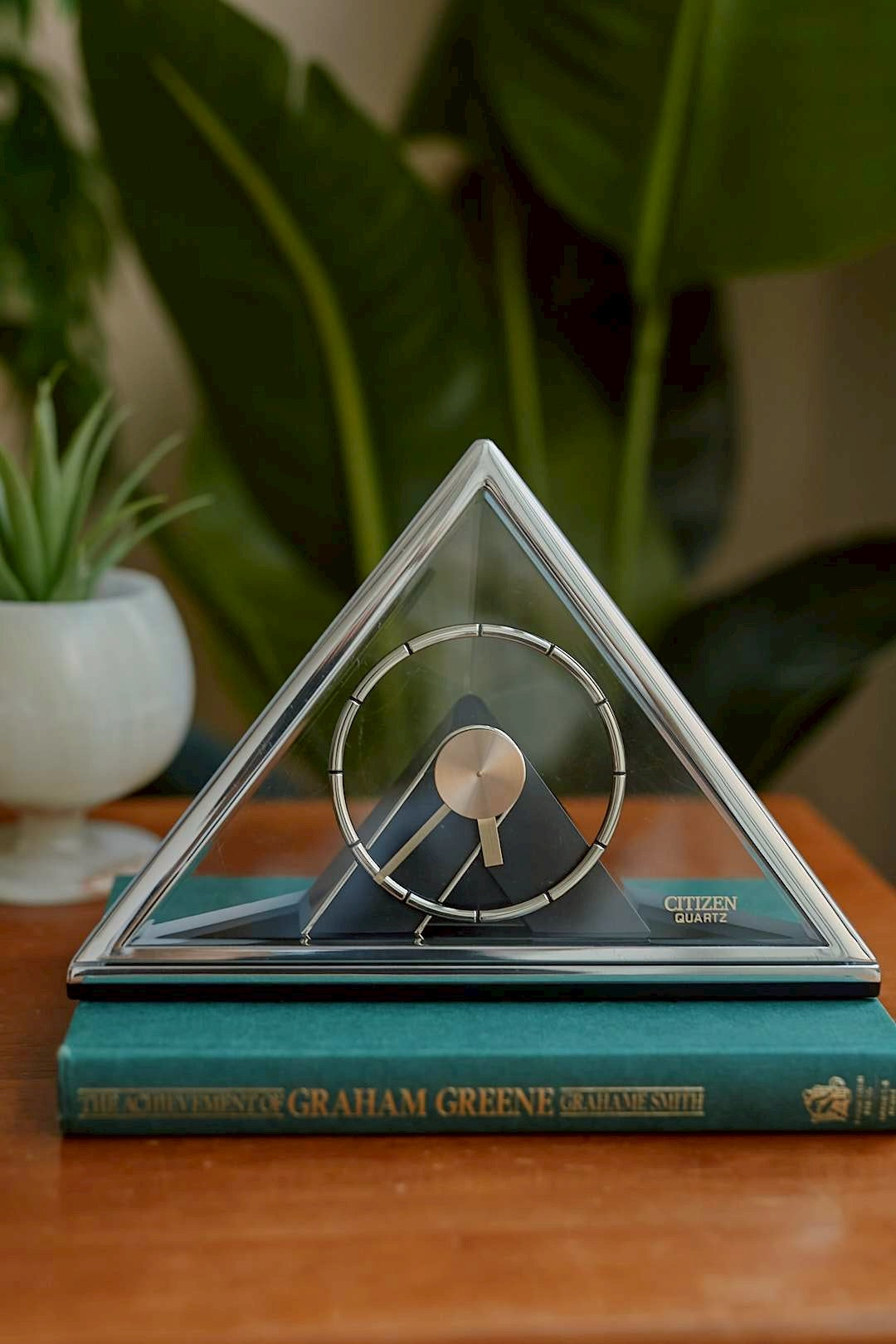 CITIZEN Triangle Clock