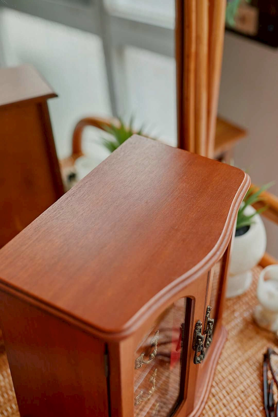 Side glass jewelry cabinet