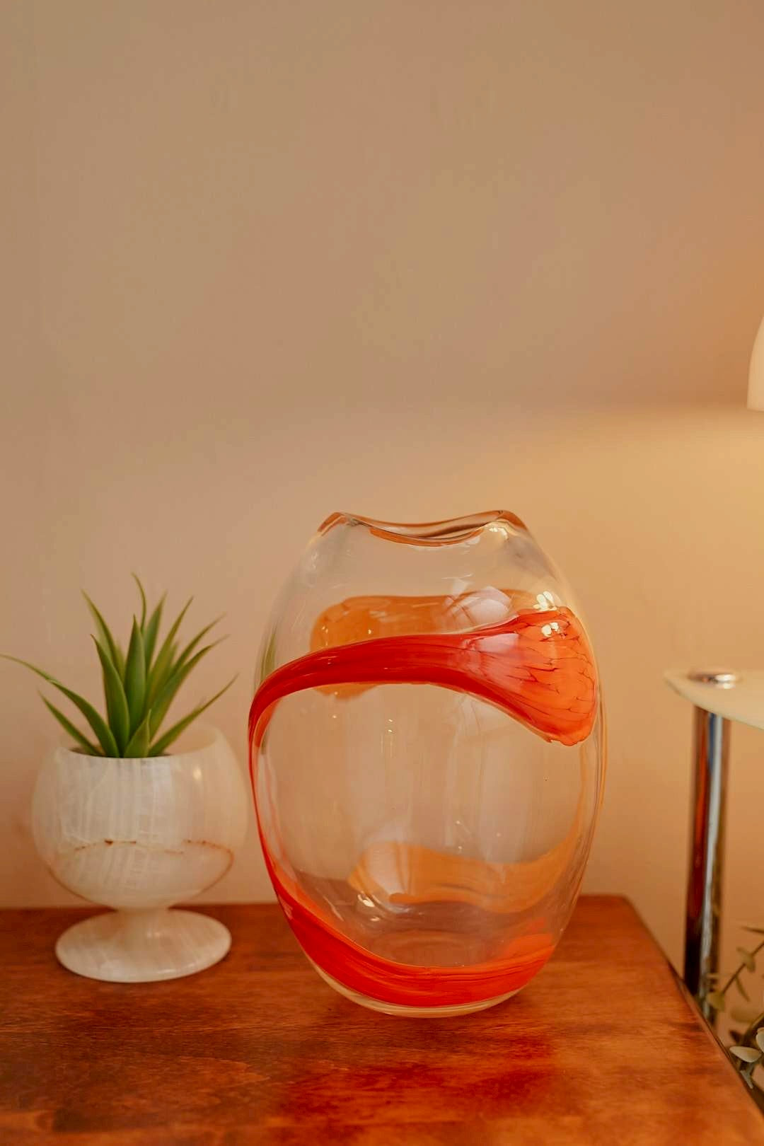 KAMEI GLASS

Orange Swirl Flower Vase