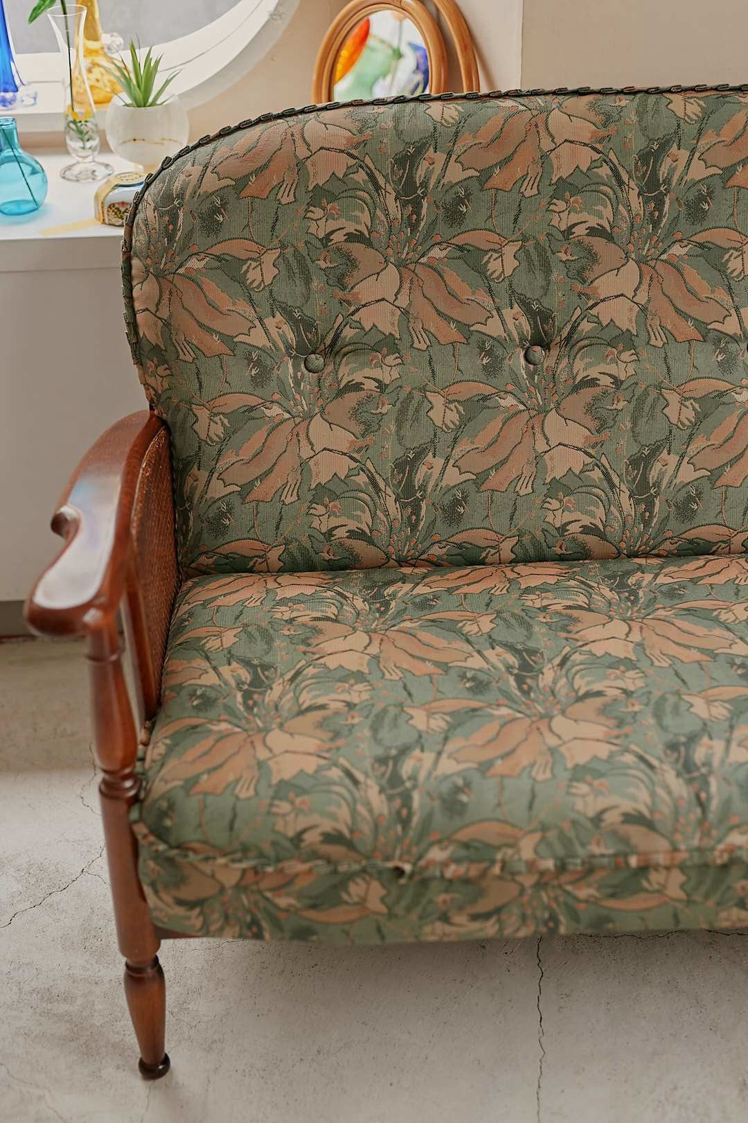 カリモク Colonial Floral Fabric Sofa