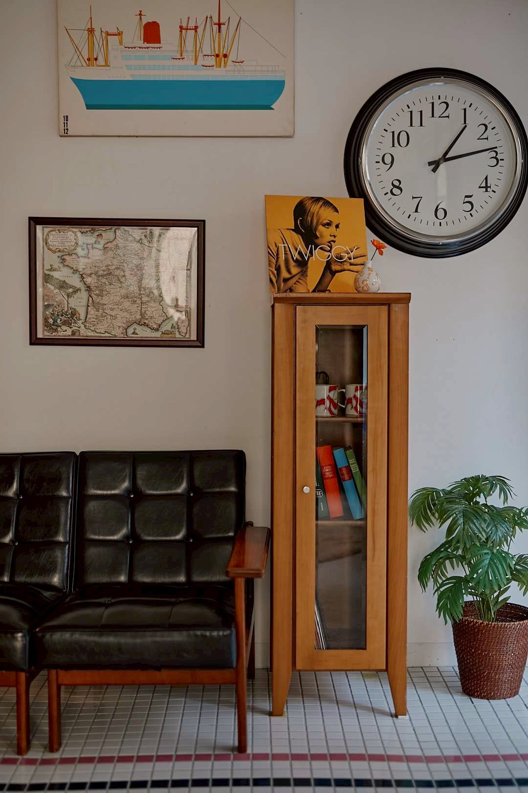 Vertical glass shelf
