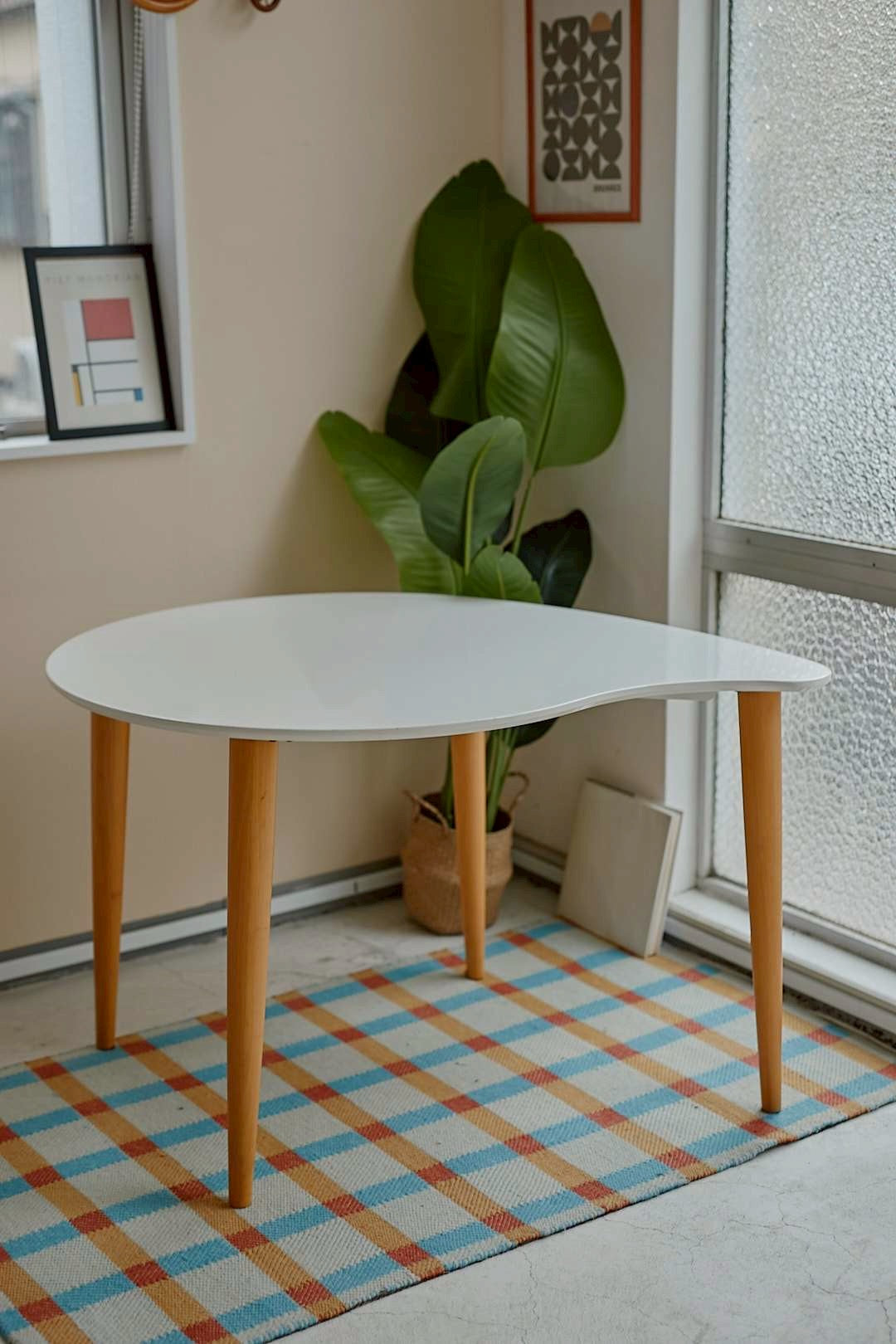 White curve table