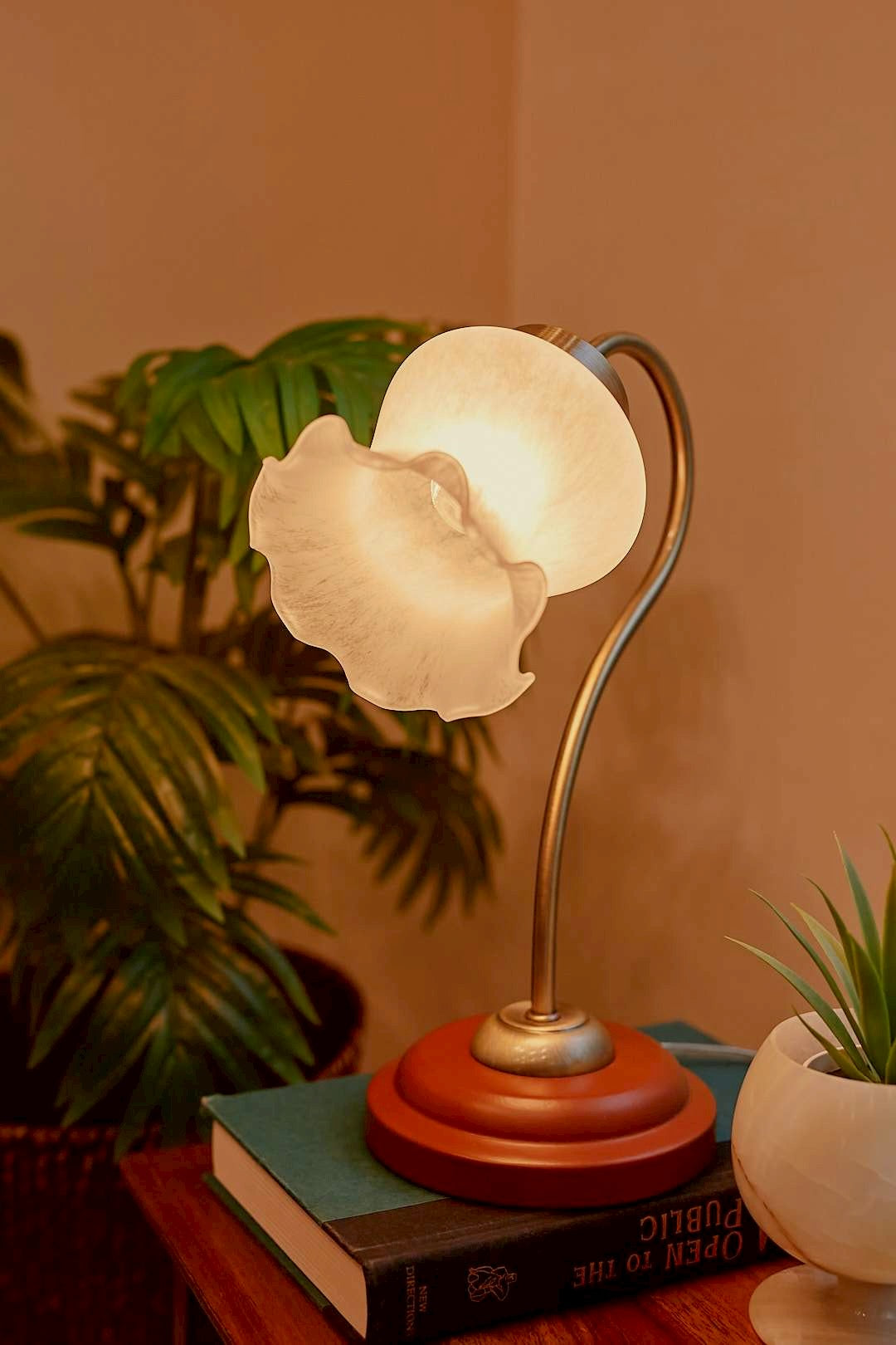 White frill lamp