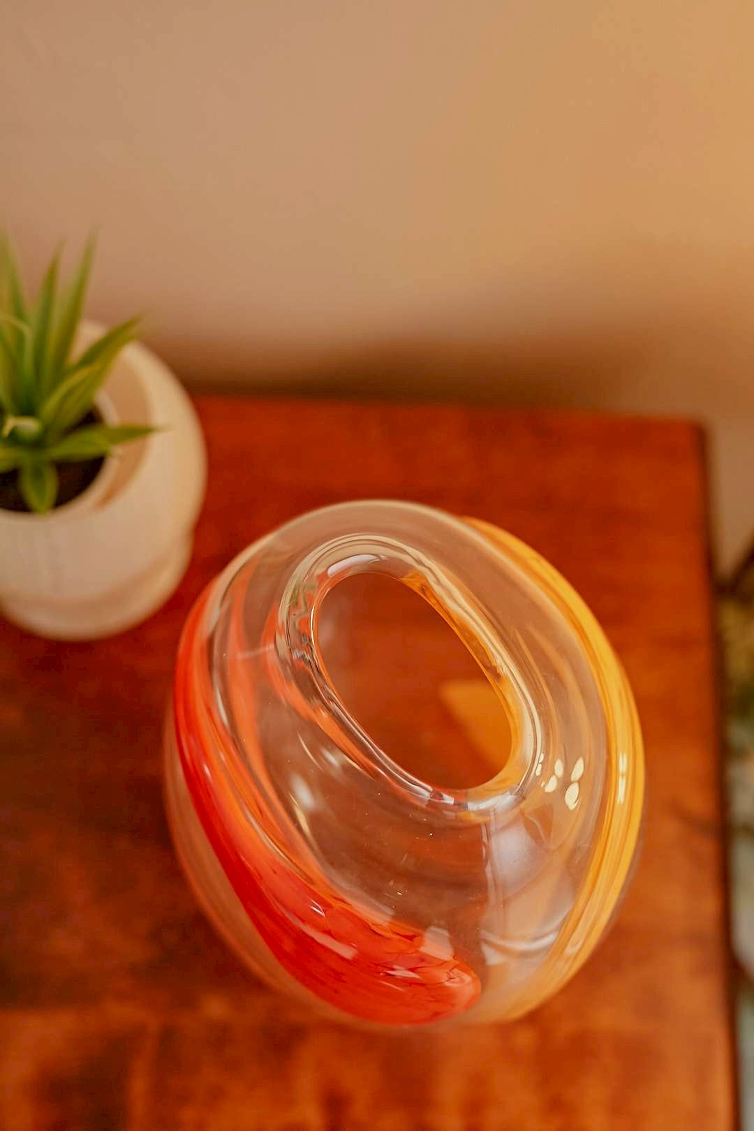 KAMEI GLASS

Orange Swirl Flower Vase
