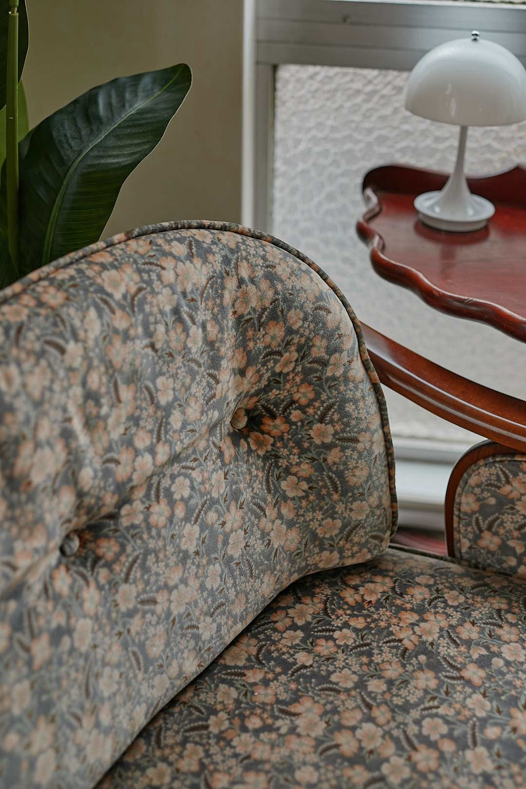 カリモク Floral Wood Frame Sofa