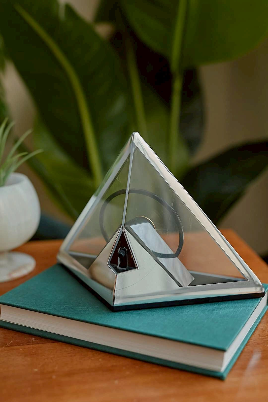 CITIZEN Triangle Clock