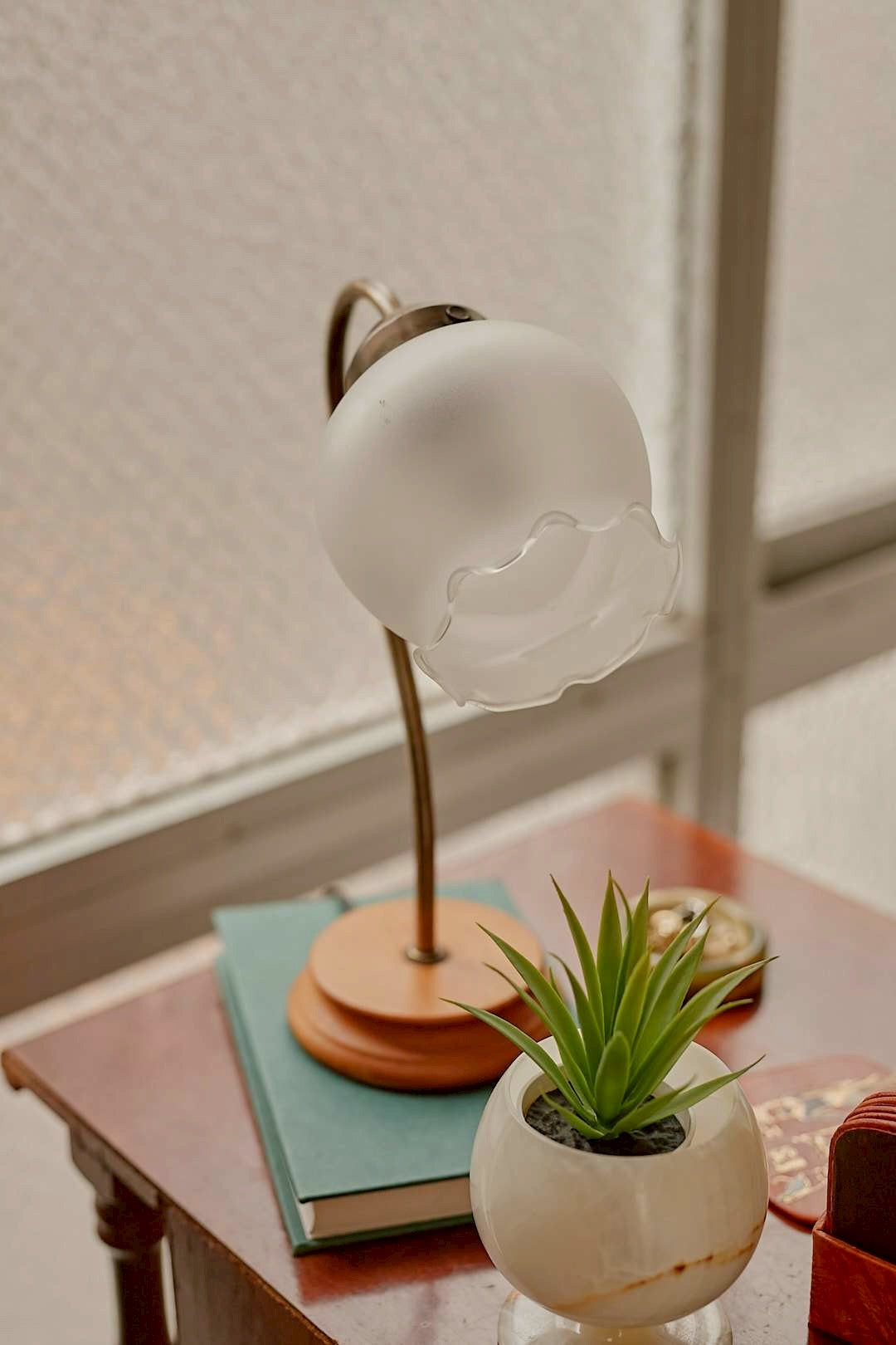 Lily of the valley table lamp
