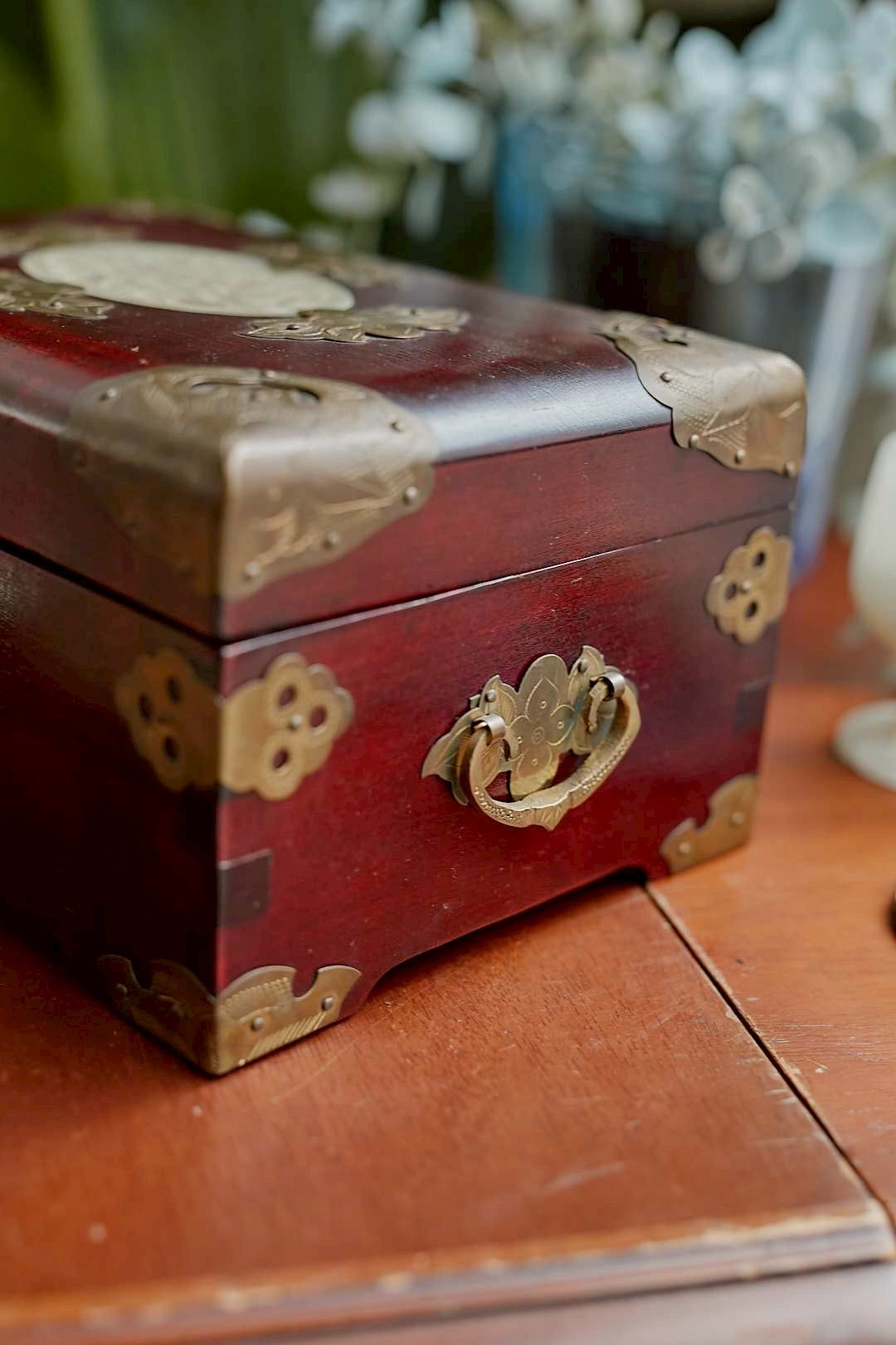 Oriental jewelry box born in Shanghai