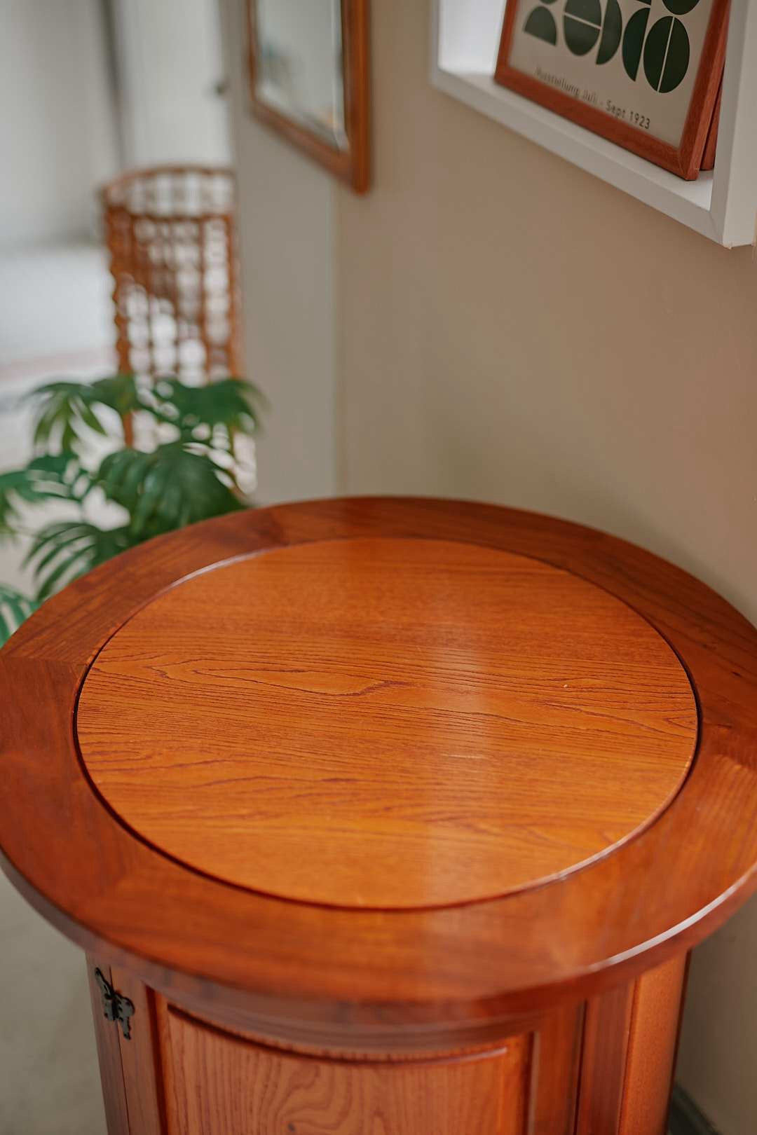 Richo Butterfly Table Cabinet