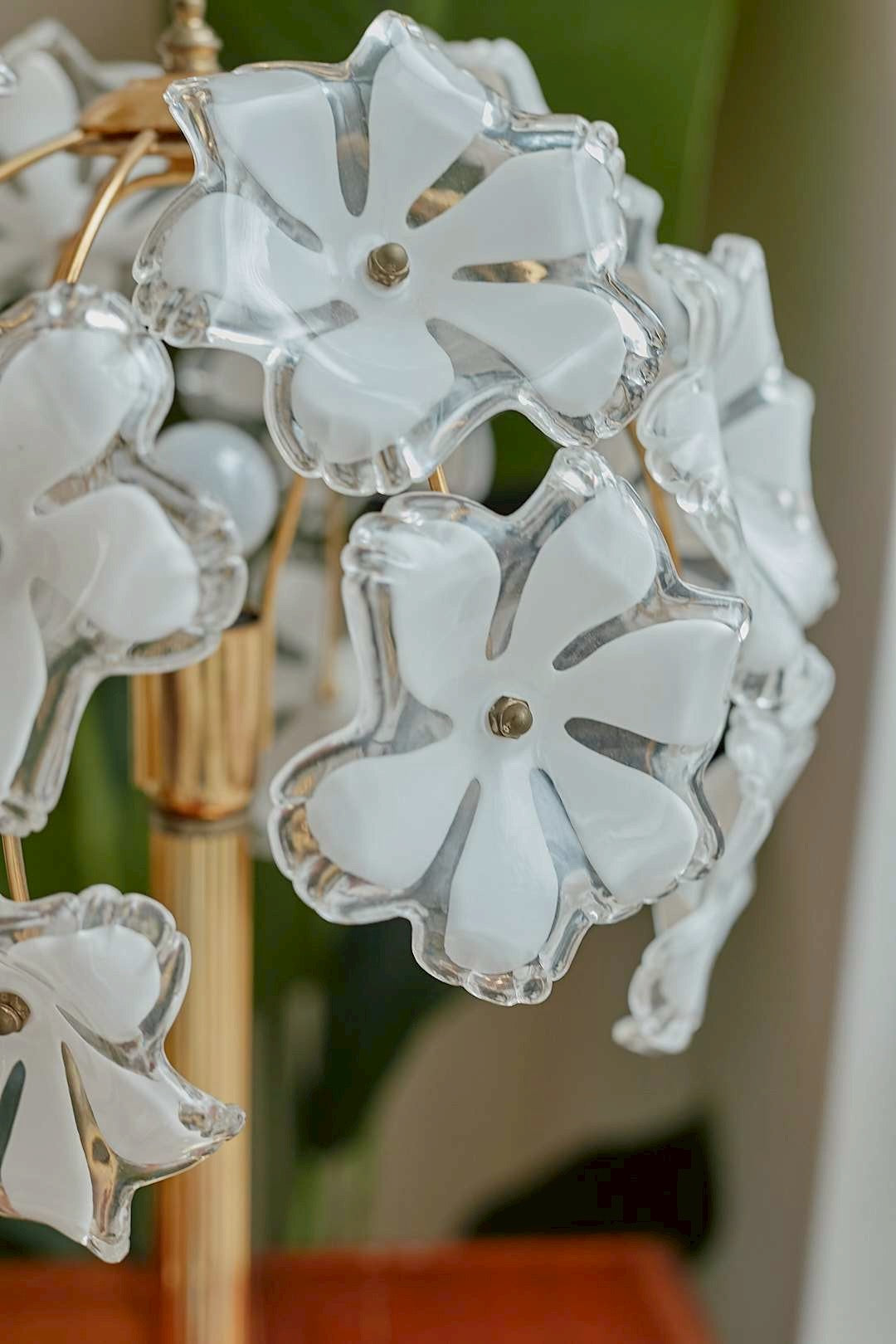 Blooming flower lamp