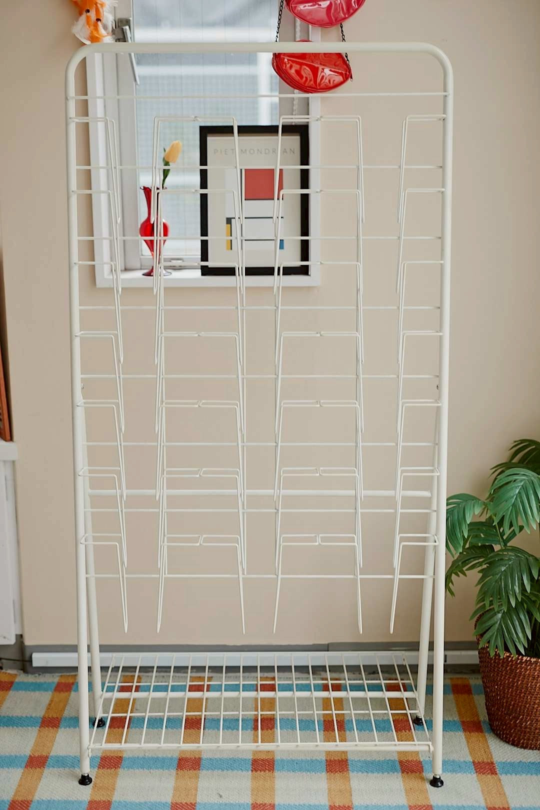 Whitewire magazine rack
