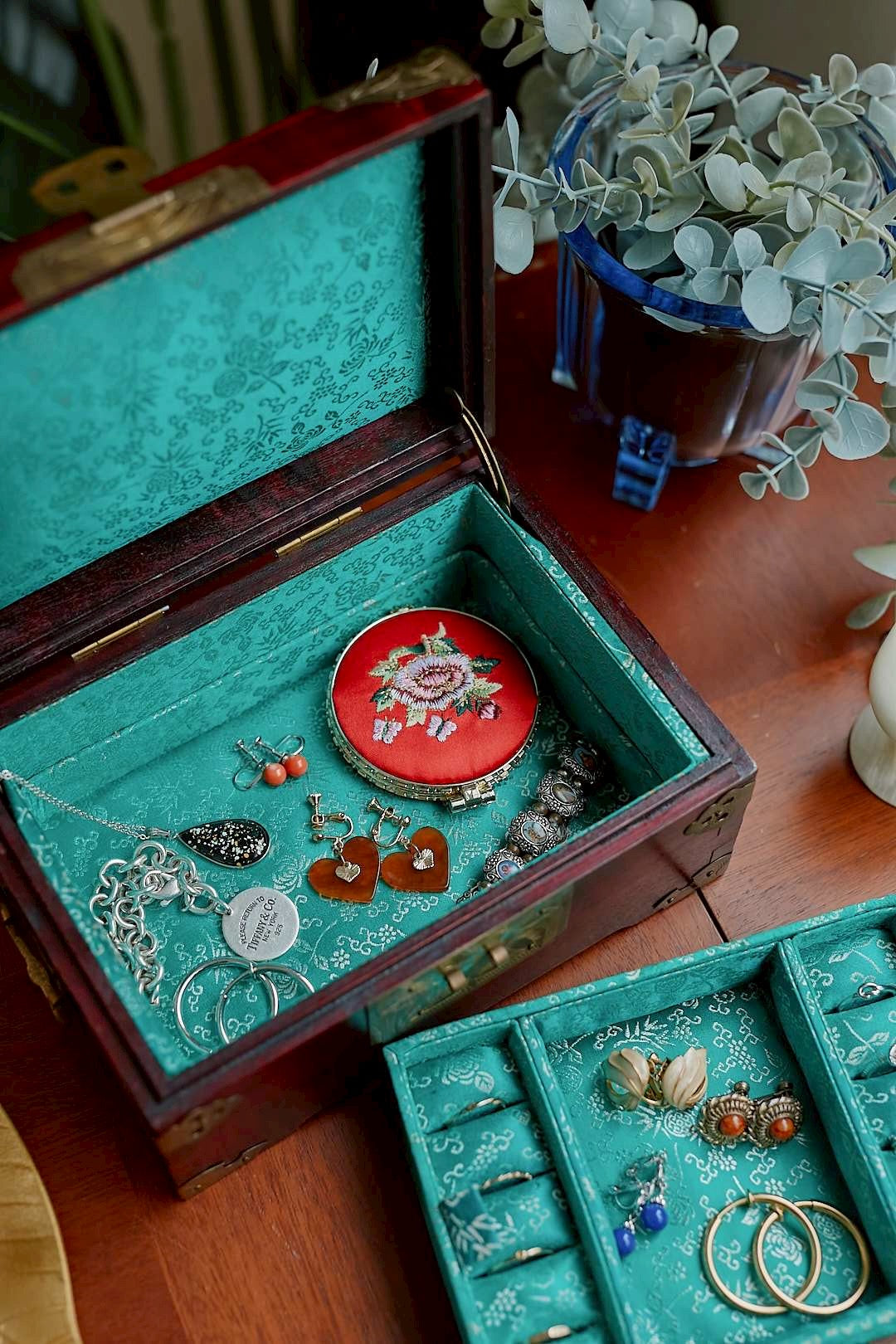 Oriental jewelry box born in Shanghai