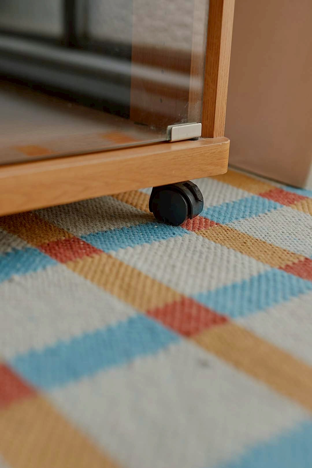 Magnetic glass media lowboard