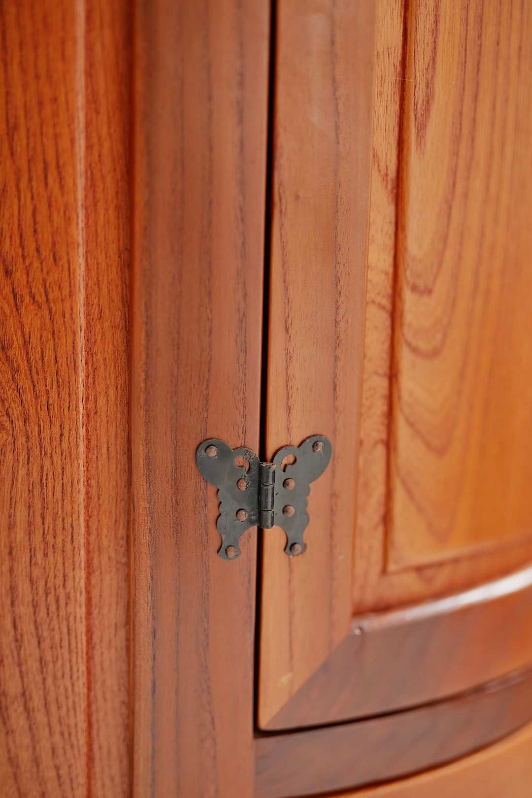 Richo Butterfly Table Cabinet