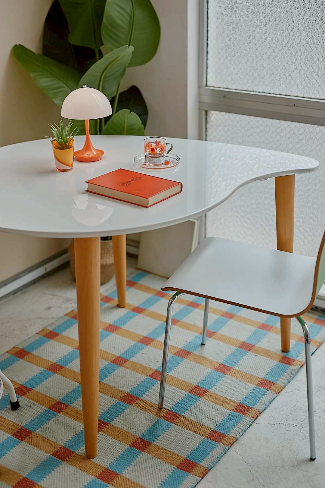 White curve table