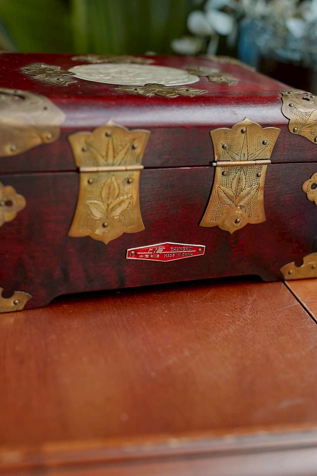 Oriental jewelry box born in Shanghai