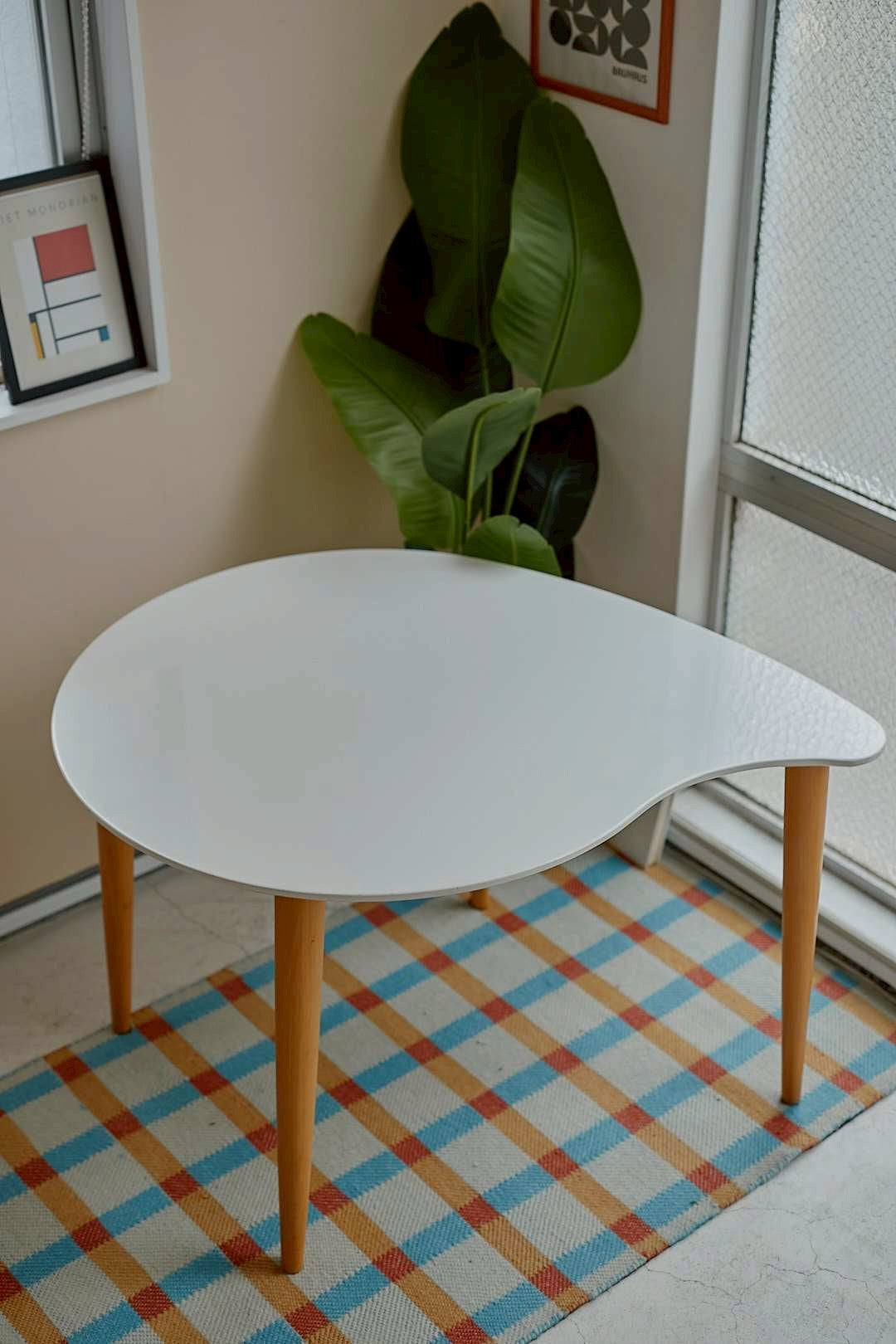 White curve table