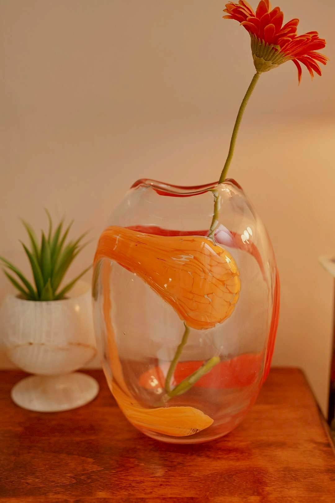 KAMEI GLASS

Orange Swirl Flower Vase