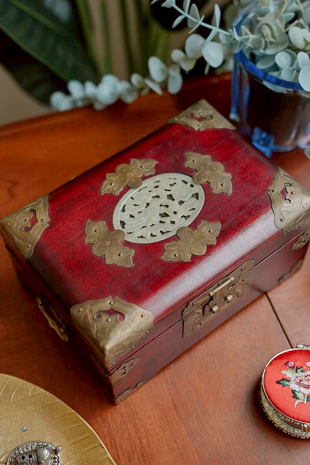 Oriental jewelry box born in Shanghai