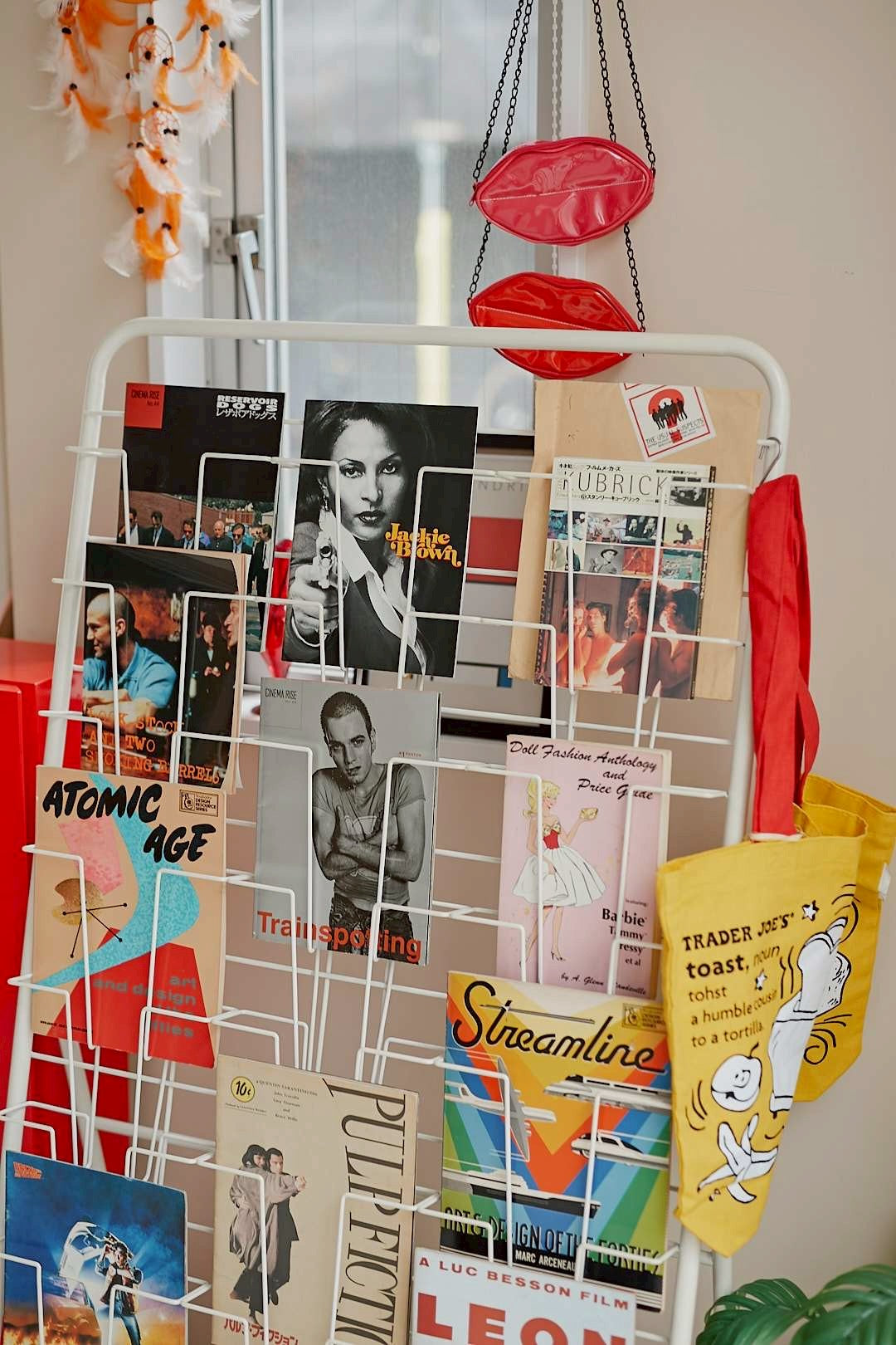 Whitewire magazine rack
