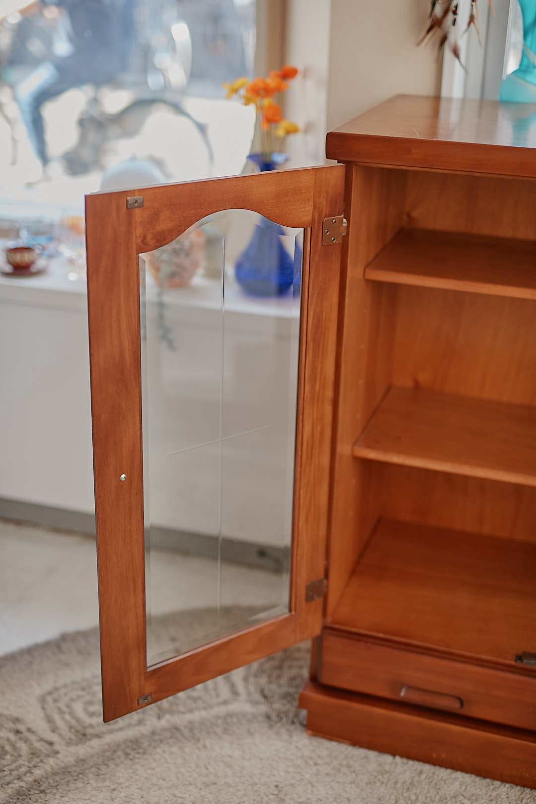 木製クロスガラスキャビネット