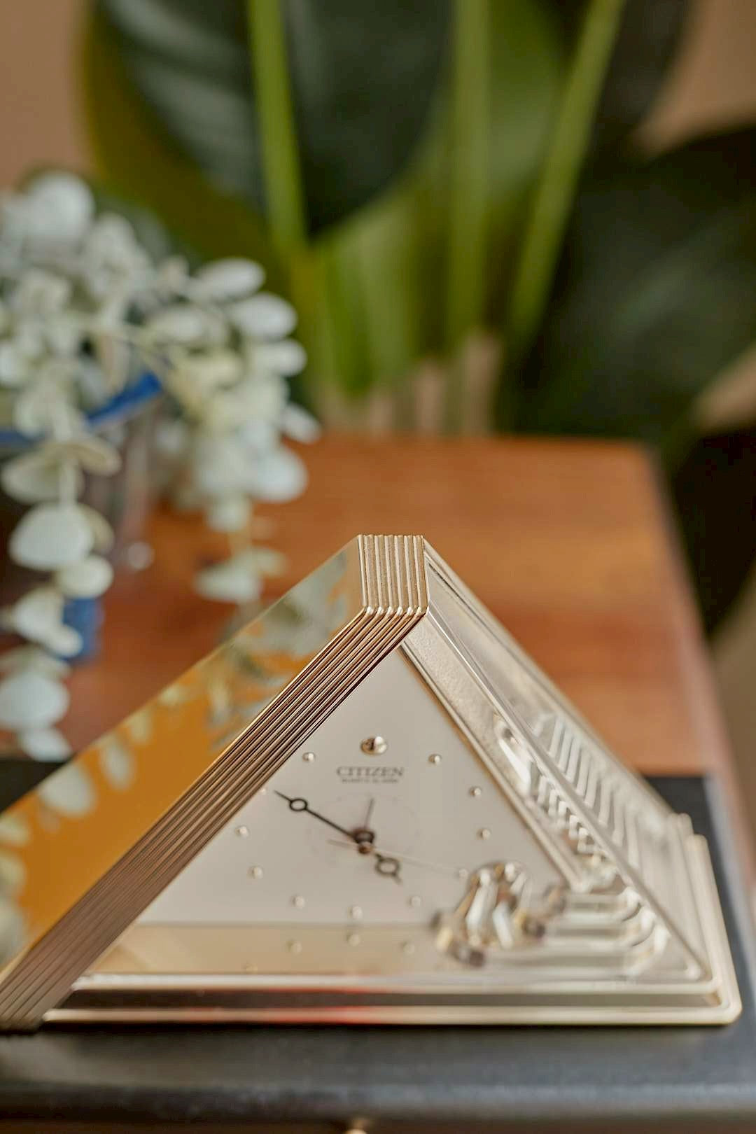 CITIZEN Triangle Clock