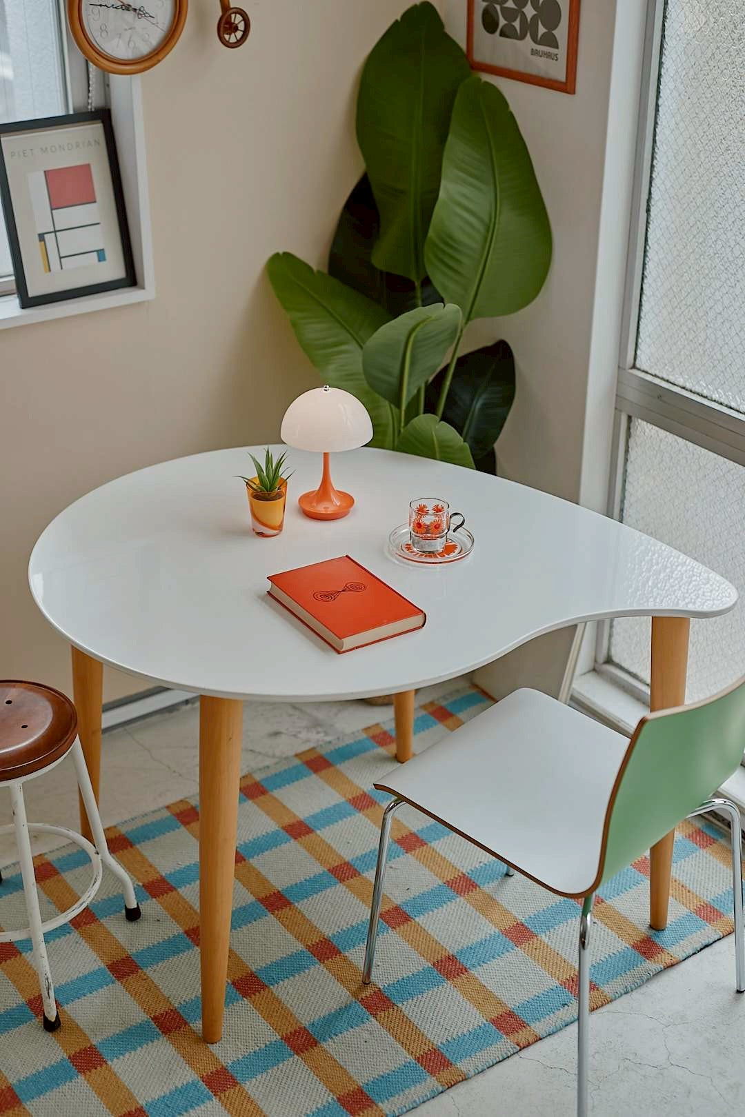 White curve table