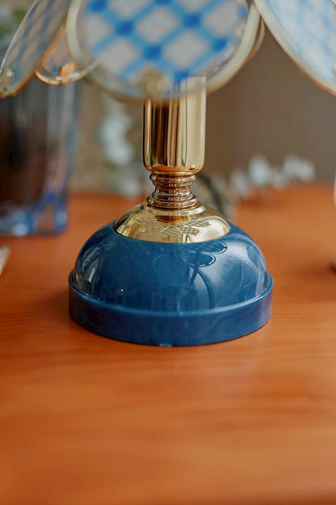 Blue check touch lamp